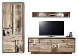 Wandkombination in Holzoptik mit Vitrine, Regal und TV-Board, frontal betrachtet.