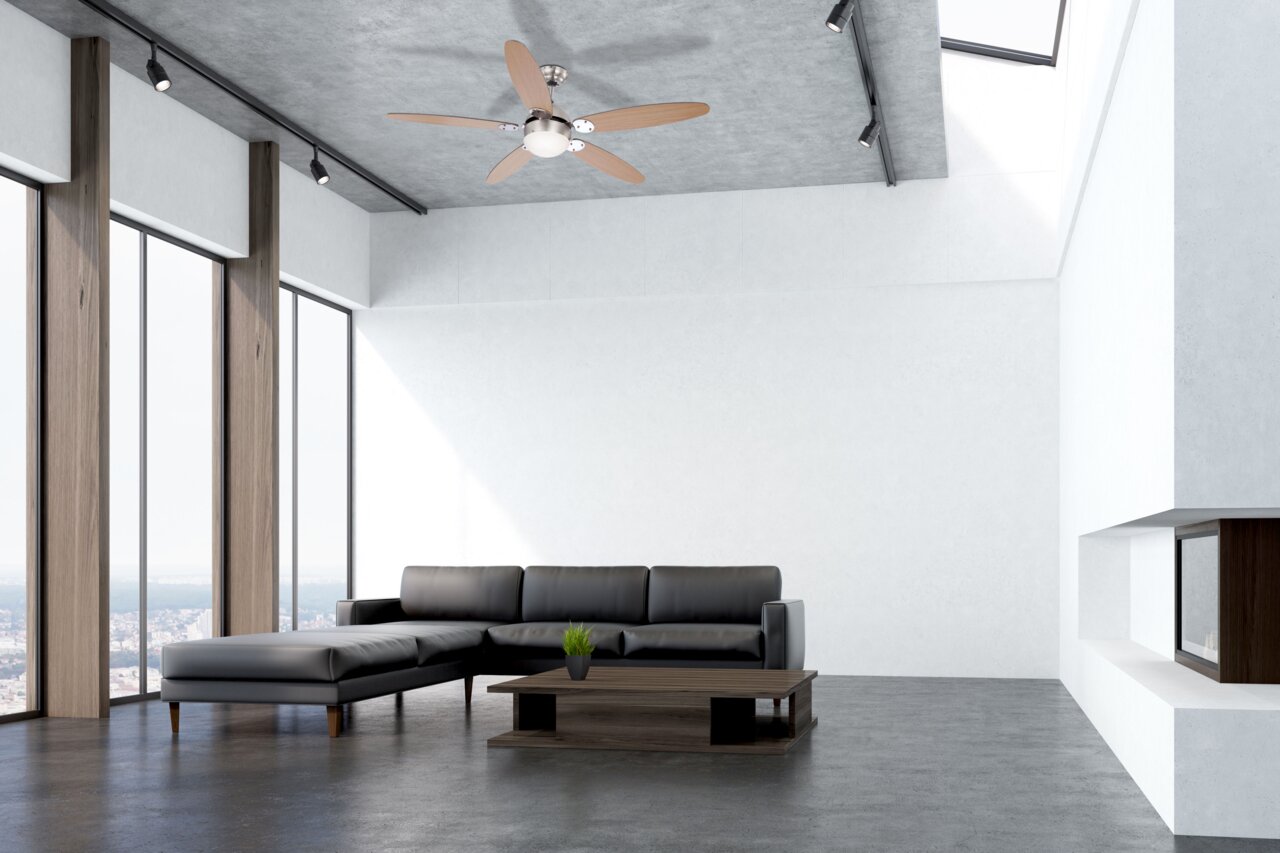 Globo Lighting Ventilator AZURA Moderner Deckenventilator mit Holzflügeln in einem stilvollen Wohnzimmer, Perspektive von unten.