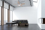 Moderner Deckenventilator mit Holzflügeln in einem stilvollen Wohnzimmer, Perspektive von unten.