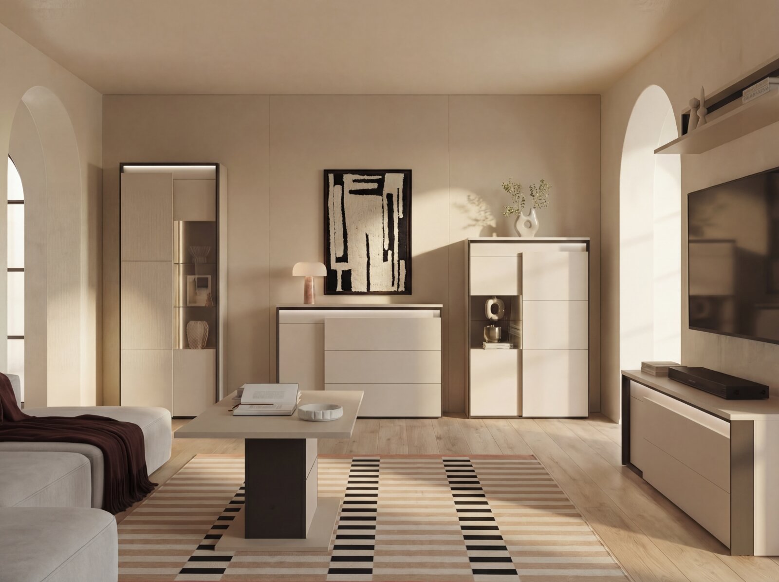 Moderne woonkamer met beige en witte kastenwand, vitrinekast, dressoir en tv-meubel, gezien in frontaal aanzicht met lichte hoekperspectief vanaf de zithoek.