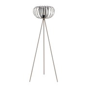 Moderne staande lamp met een driepoot en een open, bolvormige lampenkap van metaal, gezien vanaf de voorkant.