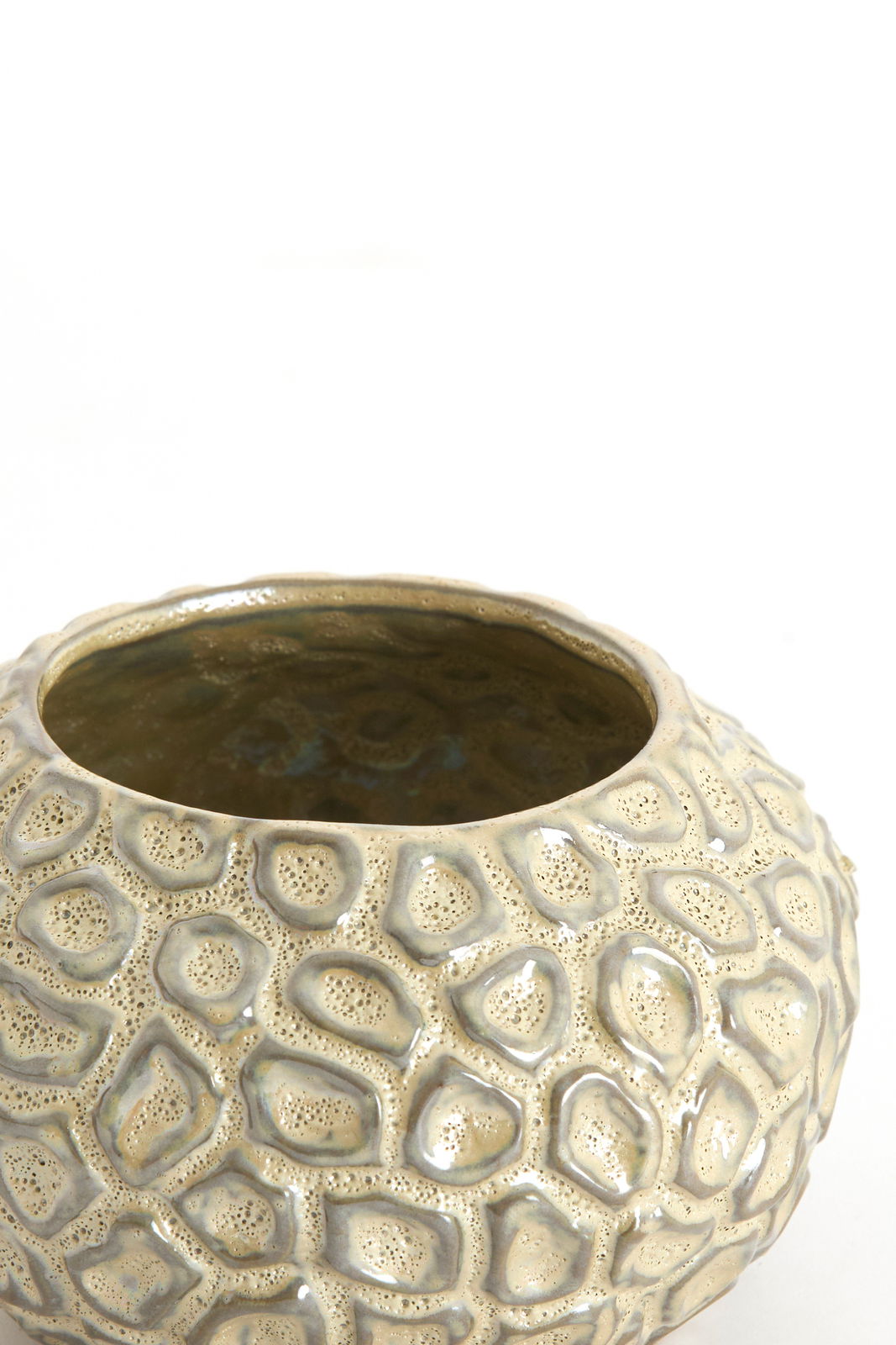 Nahaufnahme eines dekorativen Teelichthalters mit strukturierter, steinartiger Oberfläche in beige und grauen Tönen, von oben betrachtet.