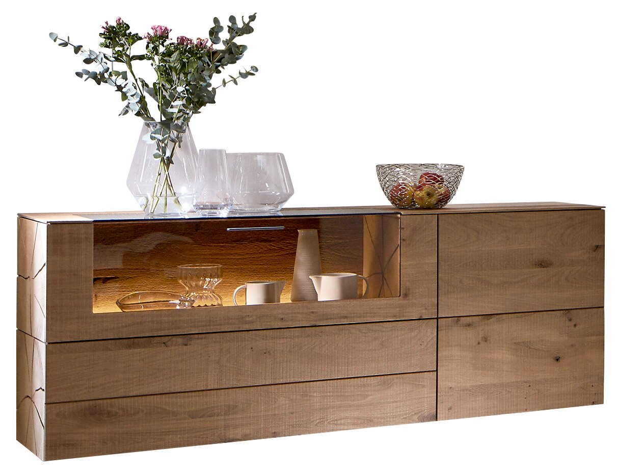 Modern houten dressoir met glazen vitrine, versierd met vazen en een schaal met fruit, zijaanzicht