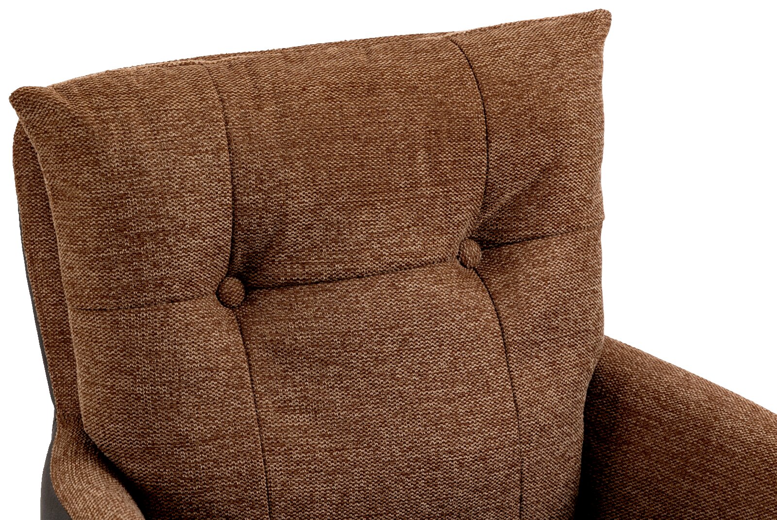 Close-up van een bruine fauteuil met knoopversieringen op de rugleuning, gezien vanaf de zijkant