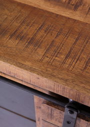 Nahaufnahme eines Sideboards aus Holz mit sichtbarer Maserung und Metallbeschlägen, Perspektive von oben.