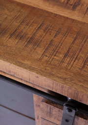 Nahaufnahme eines Sideboards aus Holz mit sichtbarer Maserung und Metallbeschlägen, Perspektive von oben.