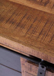 Nahaufnahme eines Sideboards aus Holz mit sichtbarer Maserung und Metallbeschlägen, Perspektive von oben.