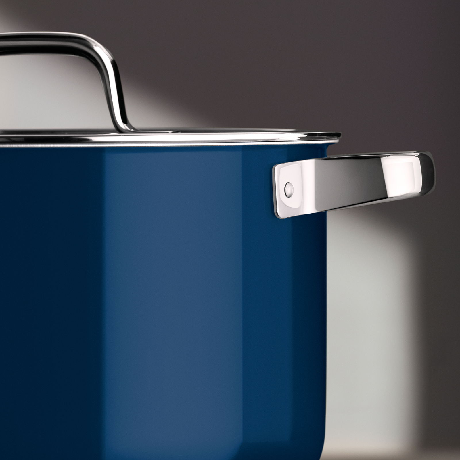 WMF Topfset 4-tlg. FUSIONTEC MINERAL PRO Nahaufnahme eines blauen Kochtopfs mit Edelstahlgriff und Deckel, seitliche Perspektive