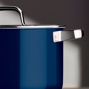 Nahaufnahme eines blauen Kochtopfs mit Edelstahlgriff und Deckel, seitliche Perspektive