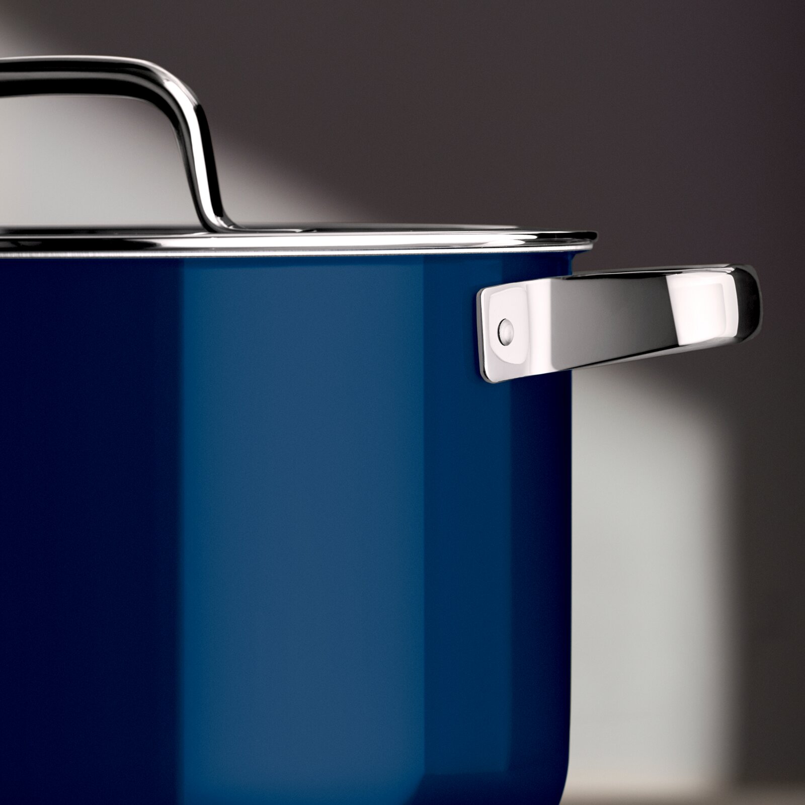 Nahaufnahme eines blauen Kochtopfs mit Edelstahlgriff und Deckel, seitliche Perspektive