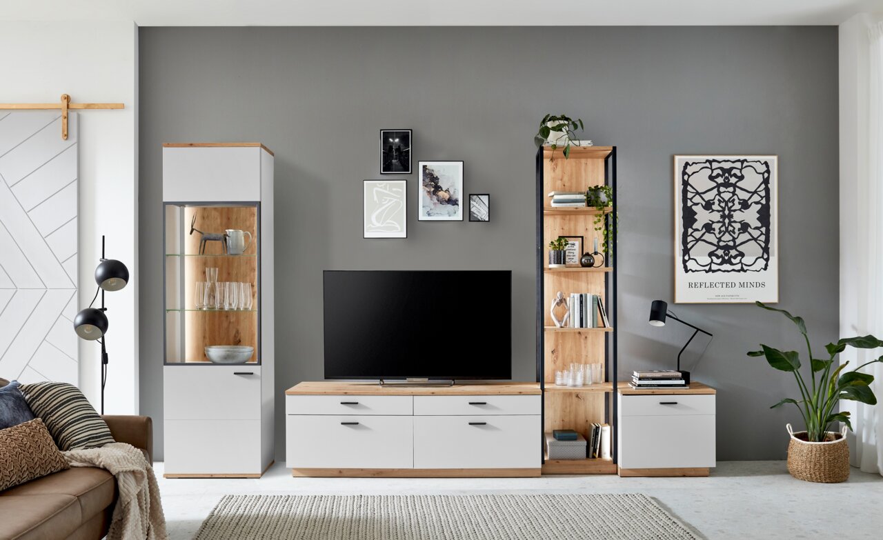 Moderne Wandkombination in hellem Holz und Weiß mit TV-Schrank, Vitrine und Regal, frontal fotografiert.