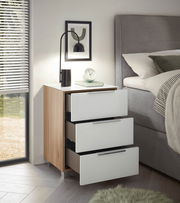 Moderne Nachtkommode mit drei offenen Schubladen, Holz- und Weißlack-Design, seitliche Perspektive.