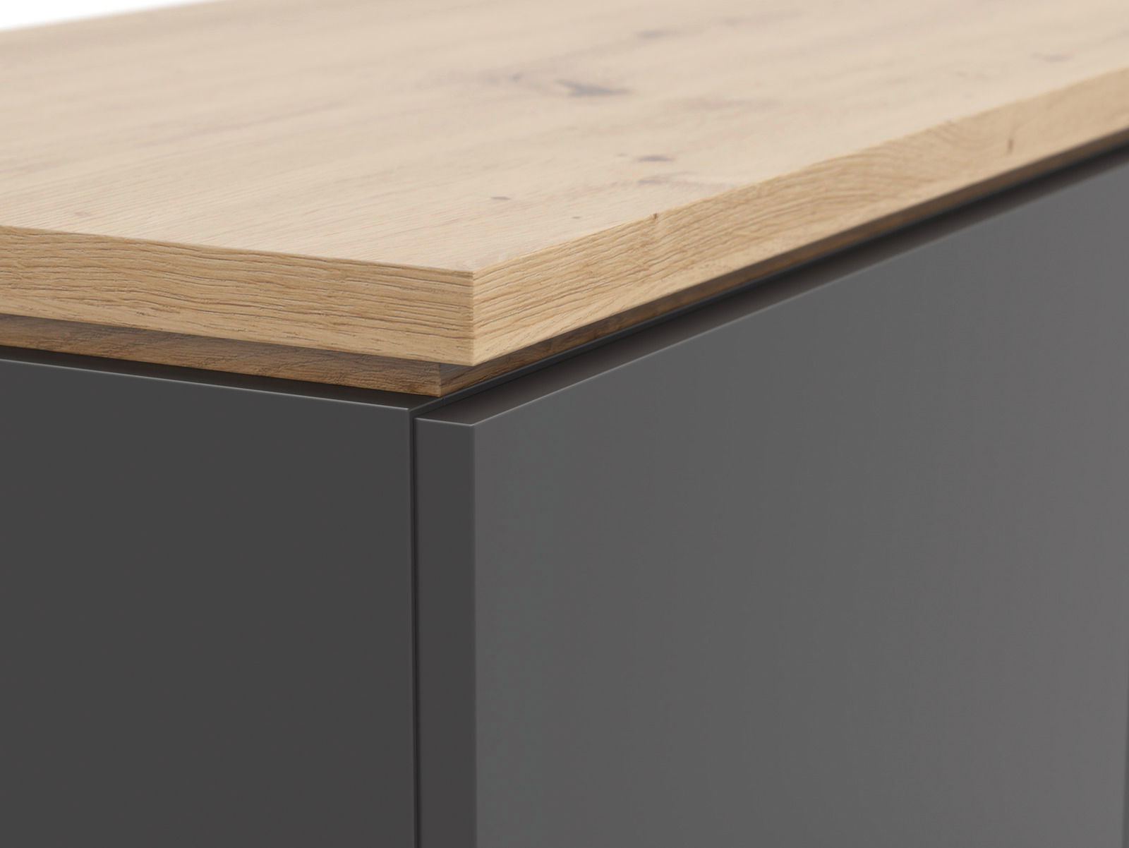 Nahaufnahme eines Highboards mit einer Kombination aus einer glatten, dunklen Oberfläche und einer natürlichen Holzplatte, perspektivisch von der Seite aufgenommen.