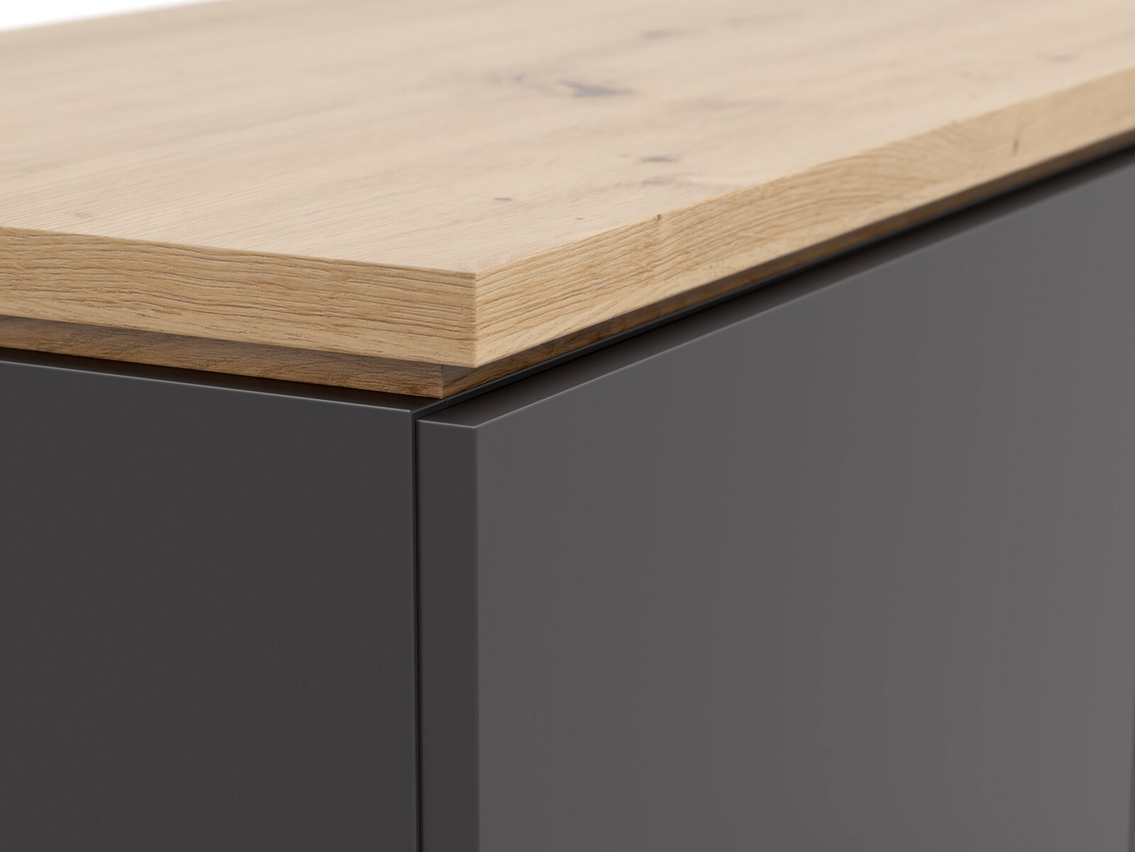 Nahaufnahme eines Highboards mit einer Kombination aus einer glatten, dunklen Oberfläche und einer natürlichen Holzplatte, perspektivisch von der Seite aufgenommen.