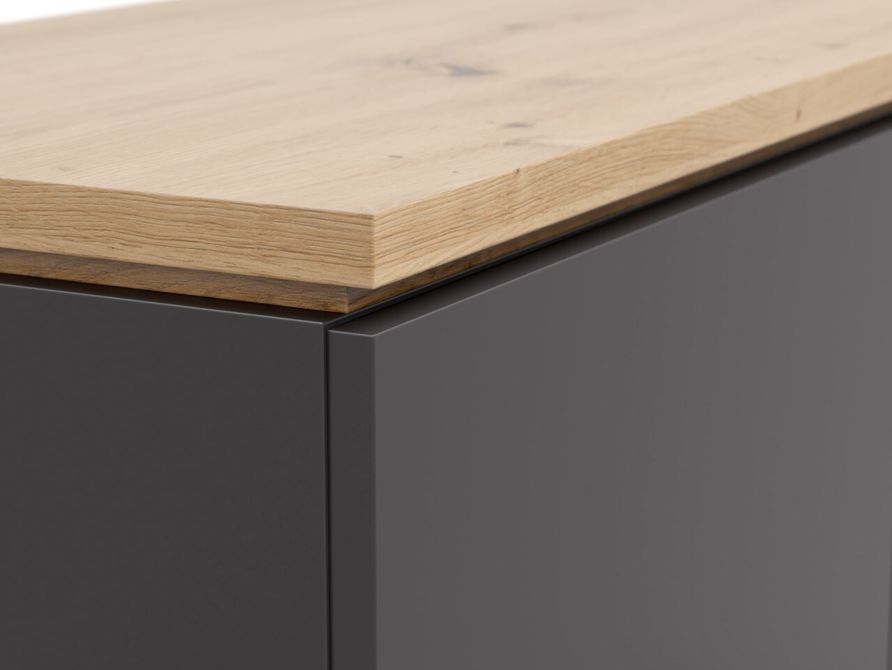 Nahaufnahme eines Highboards mit einer Kombination aus einer glatten, dunklen Oberfläche und einer natürlichen Holzplatte, perspektivisch von der Seite aufgenommen.