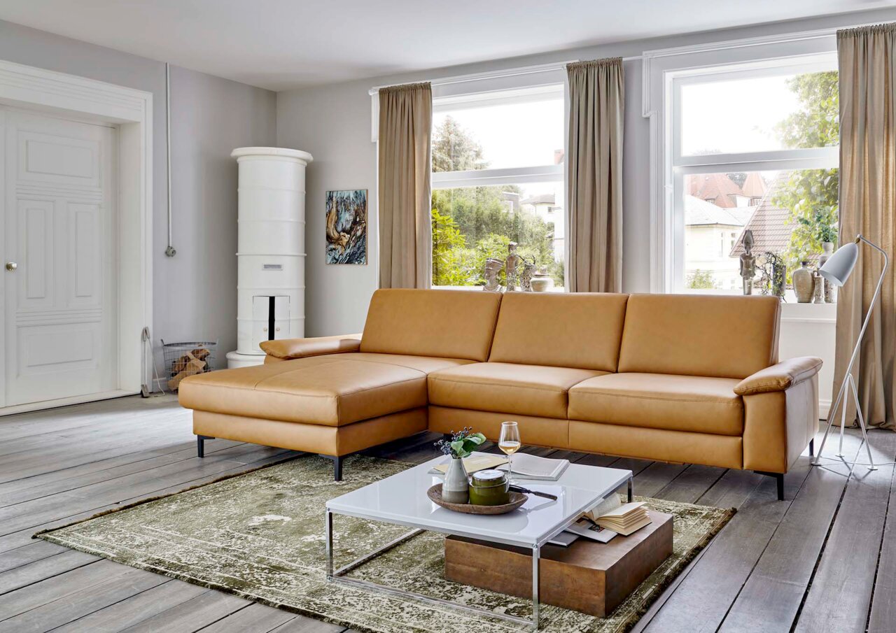 Bruine leren bank met chaise longue in een moderne woonkamer, zijaanzicht