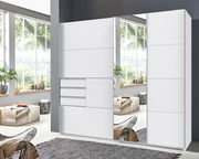 Moderner weißer Schwebetürenschrank mit Spiegel, frontale Ansicht in einem hellen Raum mit großen Fenstern.