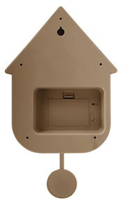 Rückansicht einer braunen Wanduhr in Form eines Hauses mit Batteriefach und Aufhängung.