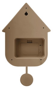 Rückansicht einer braunen Wanduhr in Form eines Hauses mit Batteriefach und Aufhängung.