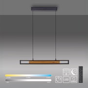 Vooraanzicht van een moderne langwerpige LED-hanglamp met zwart metalen frame, houten accent en afstandsbediening voor dimmen en instelbare kleurtemperatuur.