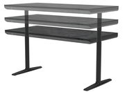 Höhenverstellbarer E-Schreibtisch in seitlicher Perspektive mit drei verschiedenen Höhenstufen.