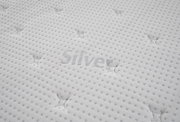 Nahaufnahme einer weißen, gesteppten Matratzenoberfläche mit dem Schriftzug 'Silver'.
