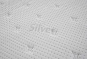 Nahaufnahme einer weißen, gesteppten Matratzenoberfläche mit dem Schriftzug 'Silver'.