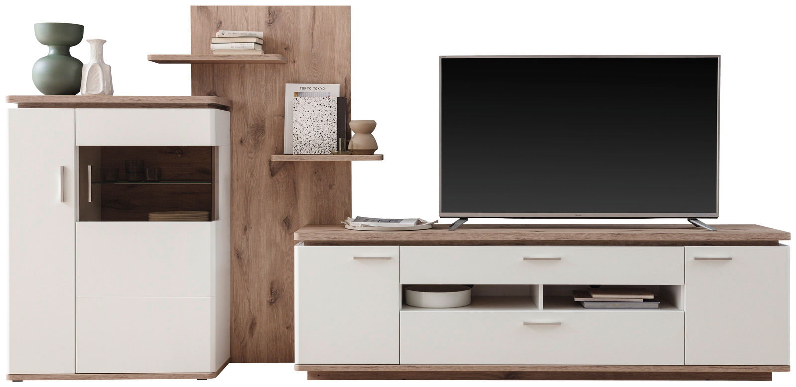 Moderne Wandkombination in Holzoptik mit weißem Schrank, Regalen und TV-Board, frontal betrachtet.