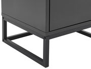 Detailansicht einer modernen Nachtkonsole mit schwarzem Metallrahmen und klaren Linien, seitliche Perspektive.