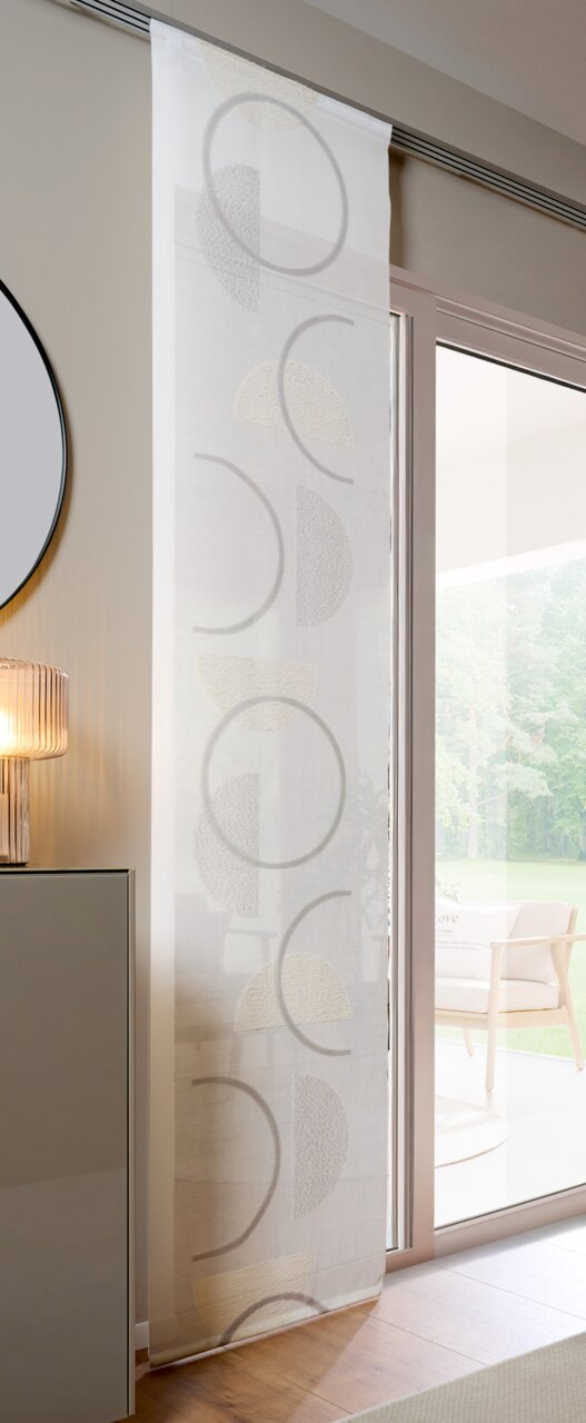 Flächenvorhang mit geometrischem Muster in einem modernen Wohnzimmer, seitliche Perspektive