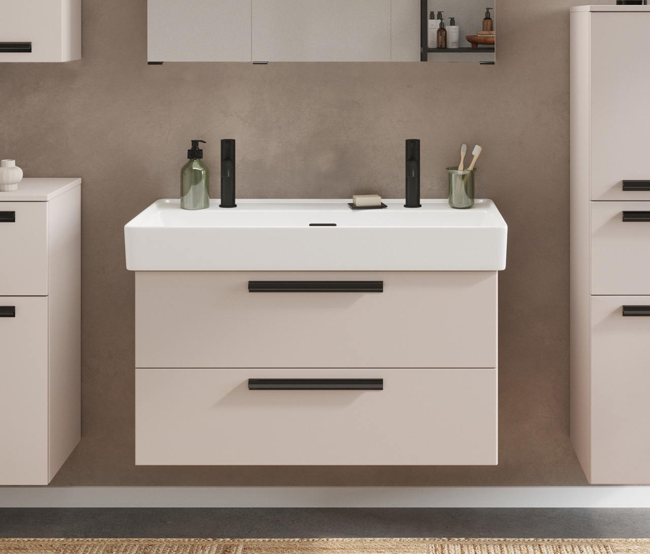 Modernes Waschtisch-Set mit zwei Armaturen, frontal betrachtet, mit stilvollen schwarzen Griffen und einem eleganten, minimalistischen Design.