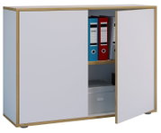 Büro-Aktenschrank mit Holzrahmen und weißen Türen, eine Tür geöffnet mit Blick auf Ordner und Ablage im Inneren, frontale Perspektive leicht schräg von vorn