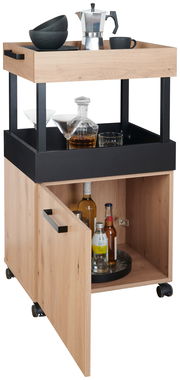 Bar-Servierwagen aus Holz mit schwarzem Metallrahmen, ausgestattet mit einer oberen Ablage für Geschirr und einer unteren Schranktür für Flaschen, auf Rollen für einfache Mobilität, seitliche Perspektive.