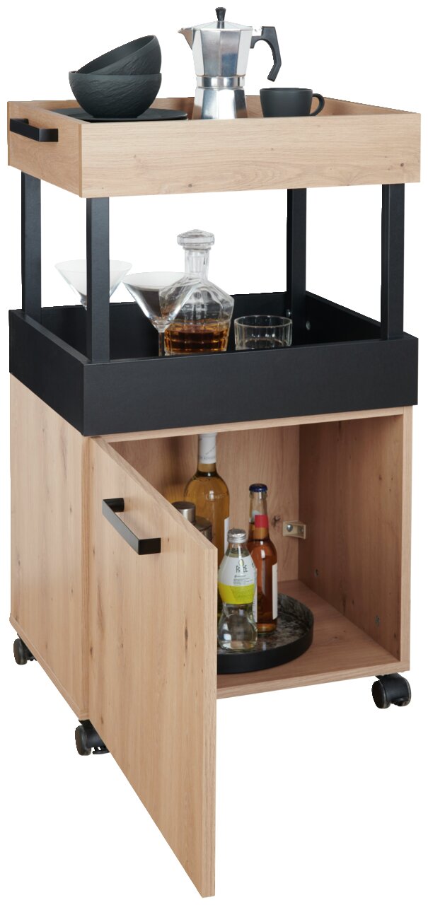 Houten barwagen met een zwart metalen frame, voorzien van een bovenste plank voor serviesgoed en een onderste kastdeur voor flessen, op wieltjes voor gemakkelijke verplaatsing, zijaanzicht.