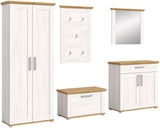 Garderobenkombination in heller Holzoptik mit Kleiderschrank, Schuhschrank, Sitzbank, Spiegel und Wandpaneel mit Haken, aus frontaler Perspektive.
