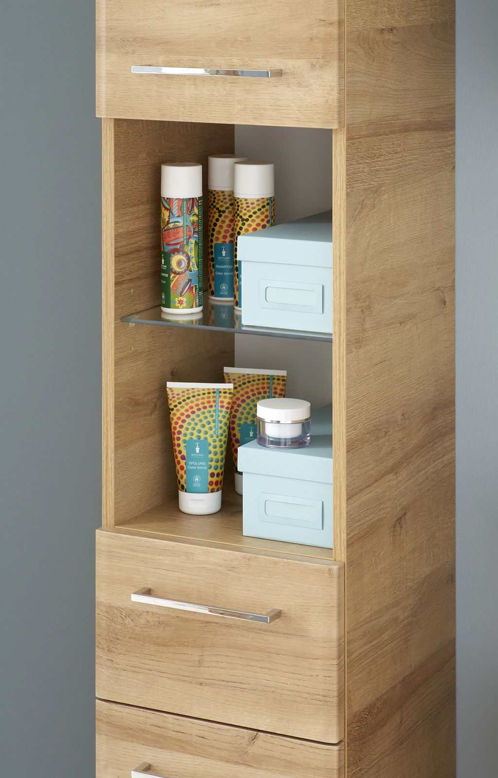 XORA Hochschrank PAULA Hochschrank aus Holz mit offenen Regalen, gefüllt mit bunten Flaschen und Boxen, seitliche Perspektive