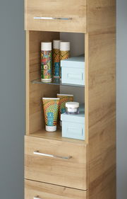 Hochschrank aus Holz mit offenen Regalen, gefüllt mit bunten Flaschen und Boxen, seitliche Perspektive