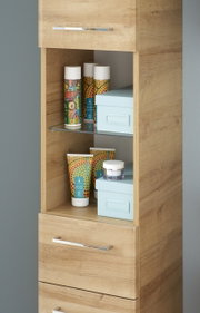 Hochschrank aus Holz mit offenen Regalen, gefüllt mit bunten Flaschen und Boxen, seitliche Perspektive