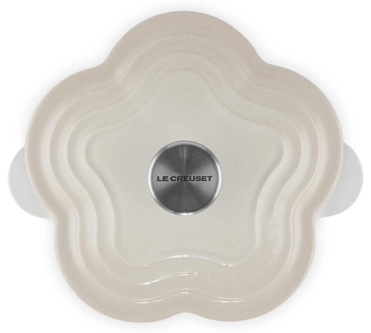 Blumenförmiger Bräter in Meringue-Farbe von oben, mit Le Creuset-Logo auf dem Deckelknauf.