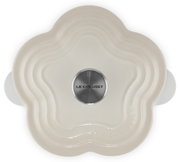 Blumenförmiger Bräter in Meringue-Farbe von oben, mit Le Creuset-Logo auf dem Deckelknauf.