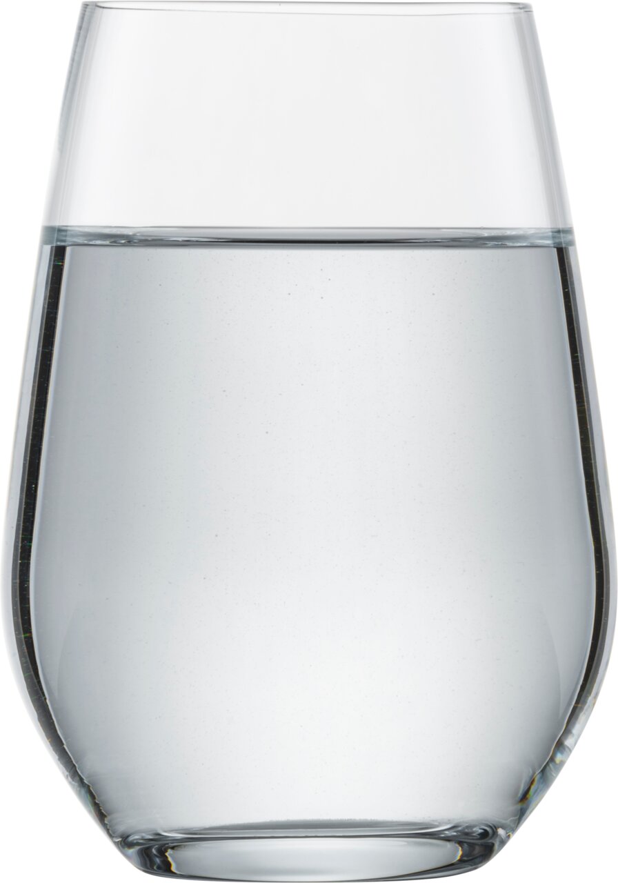 Ein transparenter Universalbecher Forte, halb gefüllt mit Wasser, aus der Seitenperspektive fotografiert.