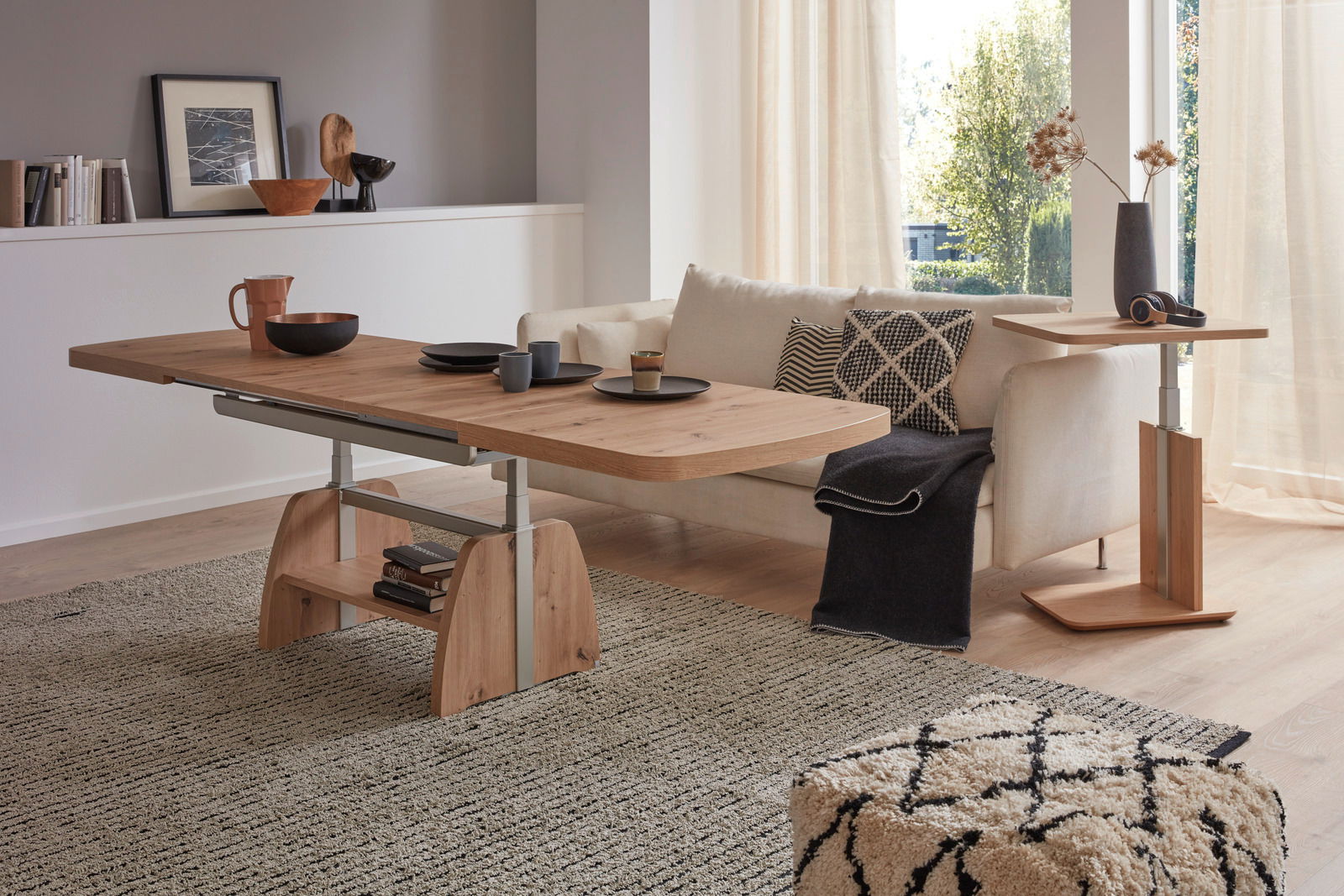 Moderner Couchtisch aus Holz in einem stilvollen Wohnzimmer, seitliche Perspektive