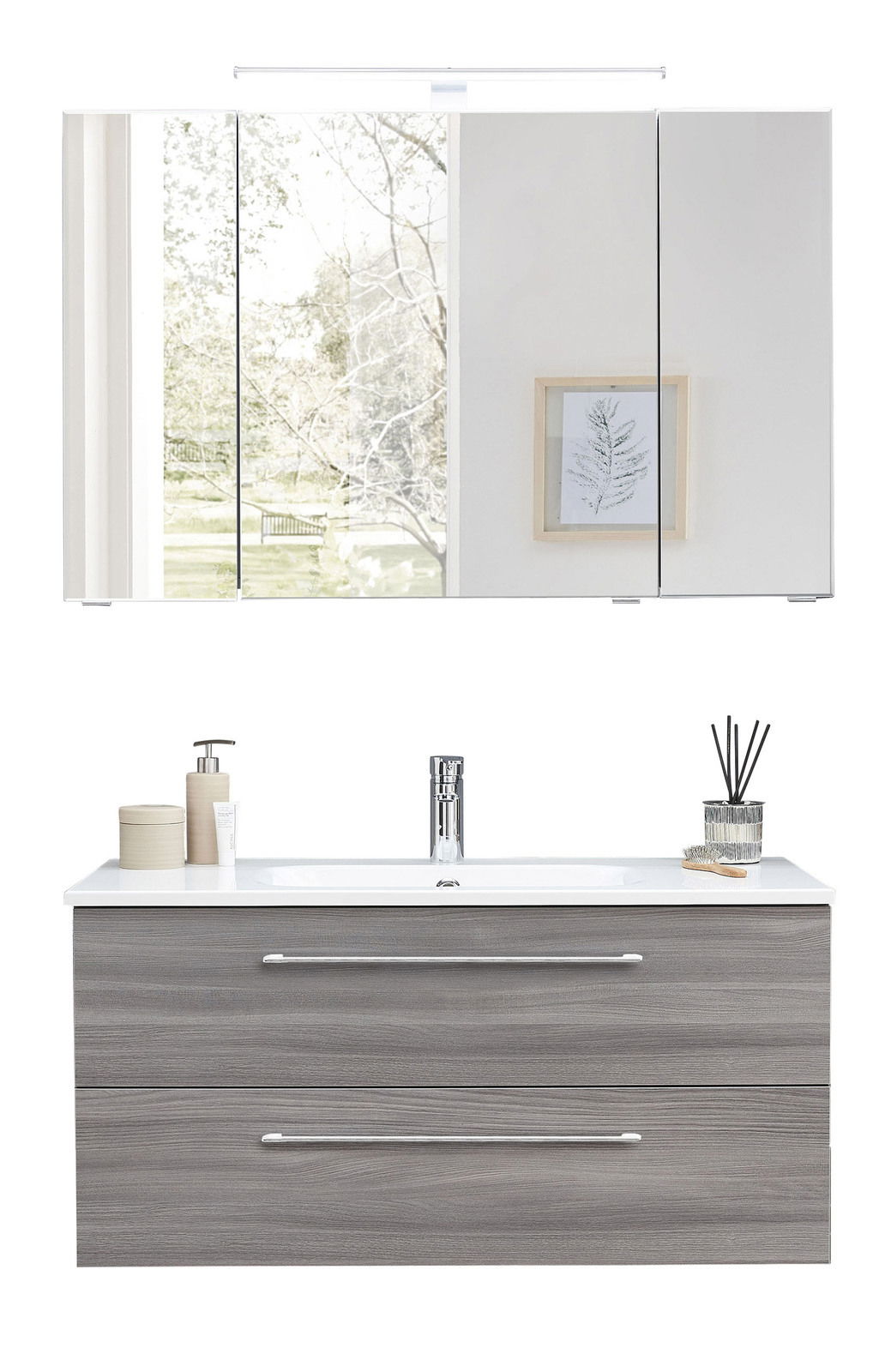 Moderne Badkombination mit Spiegelschrank und Waschbeckenunterschrank in Holzoptik, frontal betrachtet.