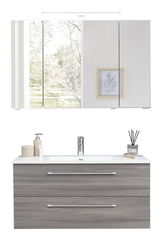 Moderne Badkombination mit Spiegelschrank und Waschbeckenunterschrank in Holzoptik, frontal betrachtet.