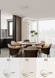 Moderne LED-hanglamp met een gebogen vormgeving, opgehangen boven een eettafel in een stijlvolle eetkamer. Gezien van onderaf zijn de elegante vorm en de warmwitte verlichting goed te zien.