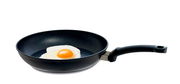 Pfanne mit Spiegelei, seitliche Perspektive
