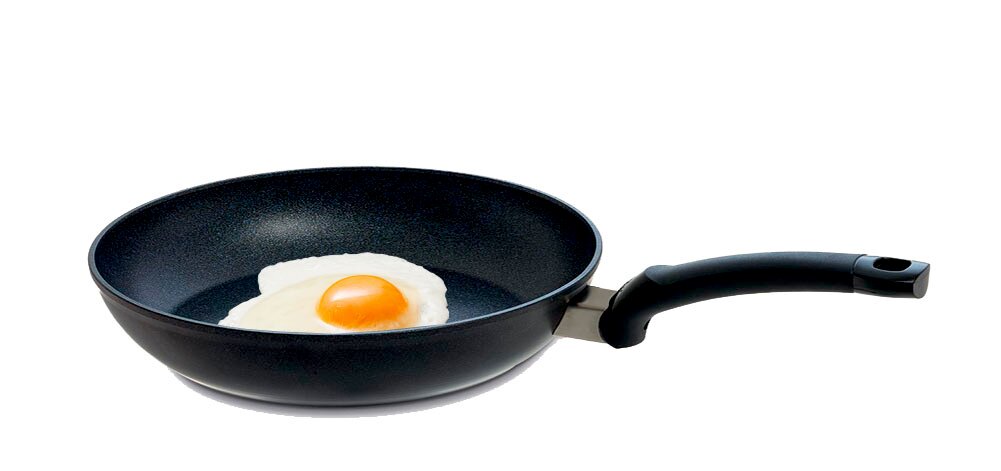 Pfanne mit Spiegelei, seitliche Perspektive
