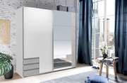 Moderner, zweiflügeliger Schwebetürenschrank in Weiß mit Spiegel, seitliche Perspektive, in einem hellen Raum mit großen Fenstern und urbanem Ausblick.