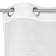 Nahaufnahme eines weißen Ösenschals mit Metallösen, aufgehängt an einer Stange.