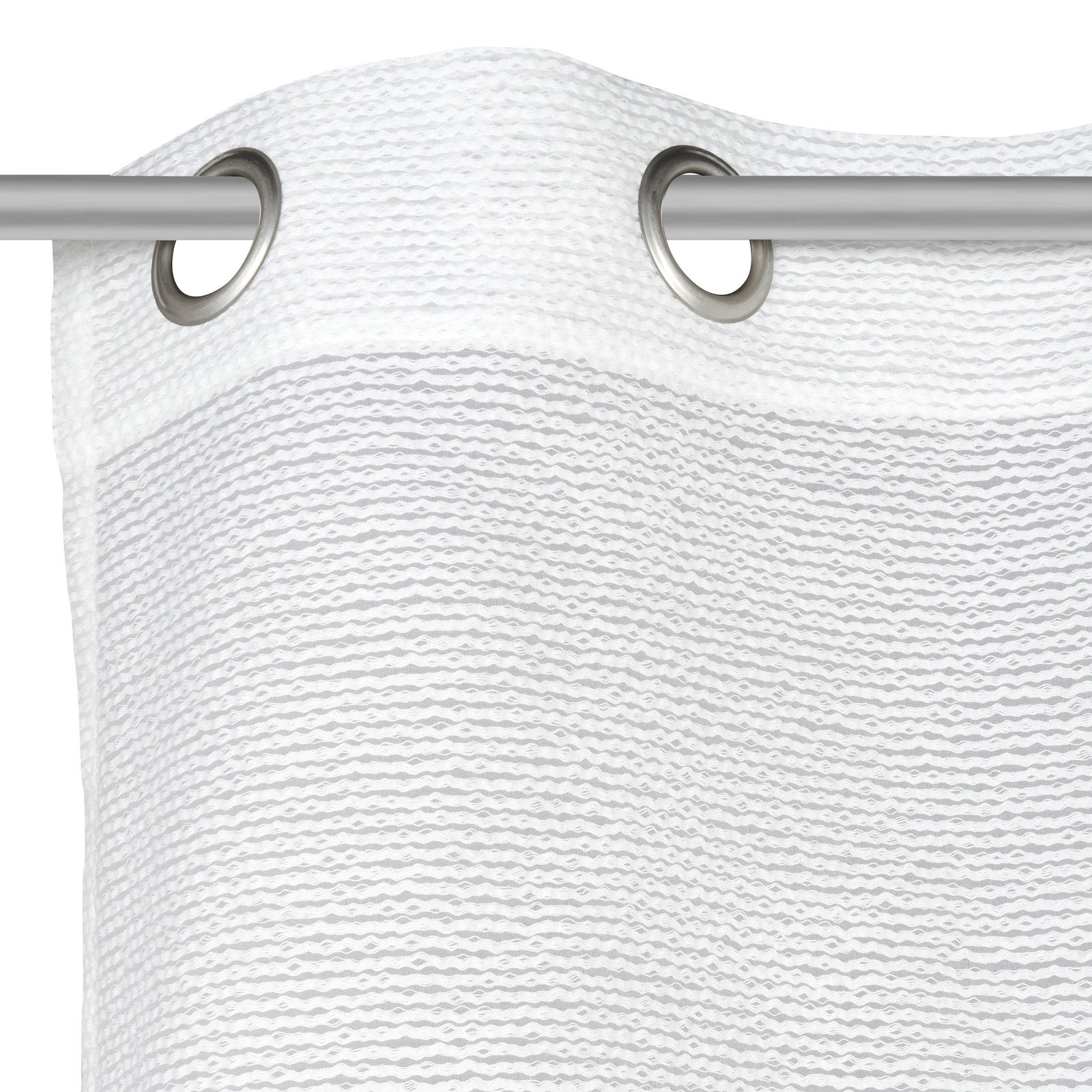 Nahaufnahme eines weißen Ösenschals mit Metallösen, aufgehängt an einer Stange.